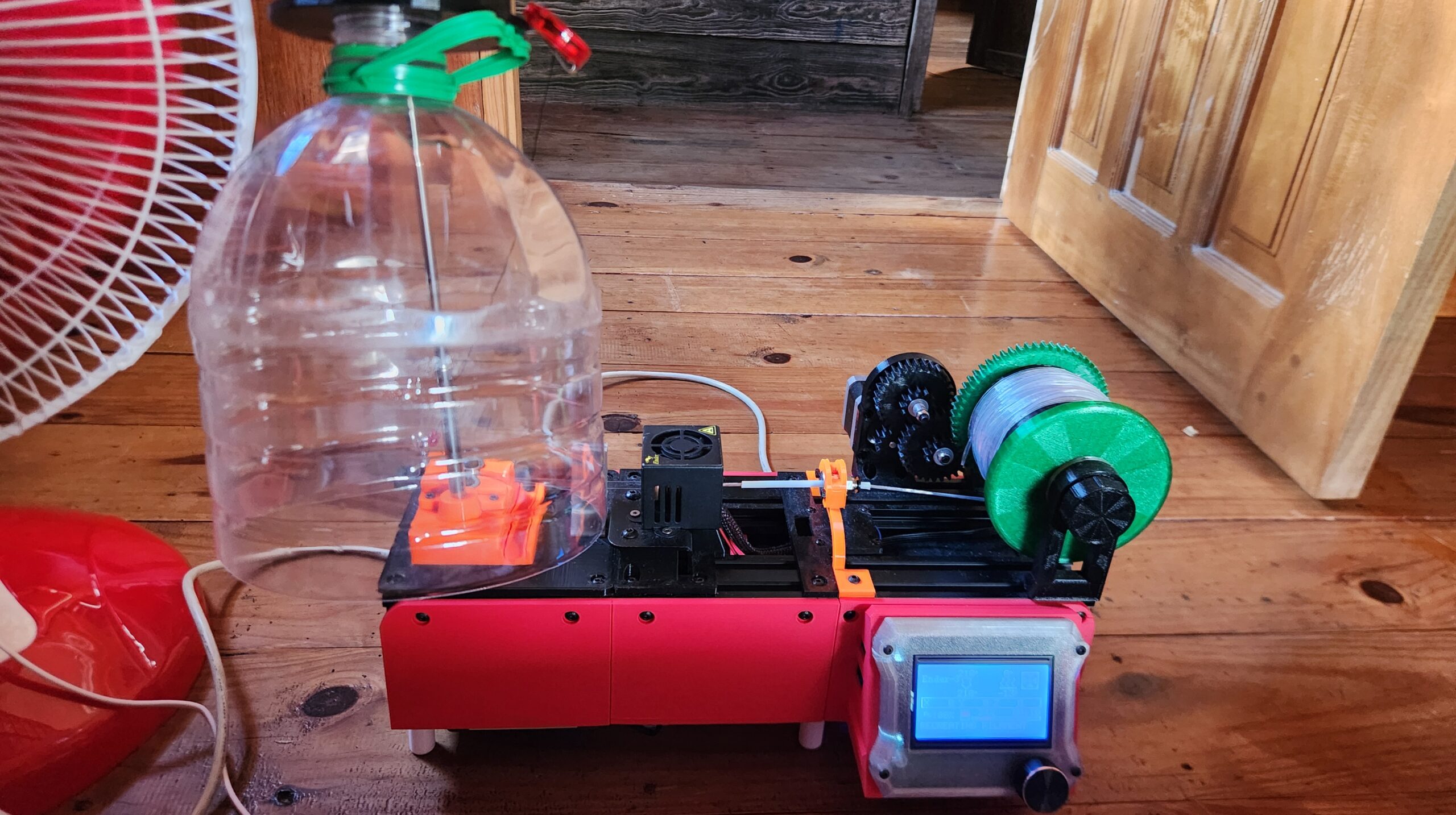 20250516_104731 Recreator Mk5 recycling an 8 liter PET bottle. April 2025.